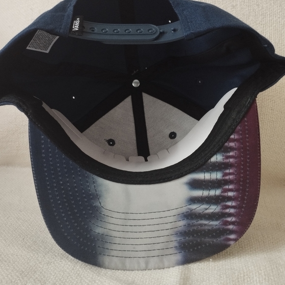 Vans all over it - Picture 2 of 2